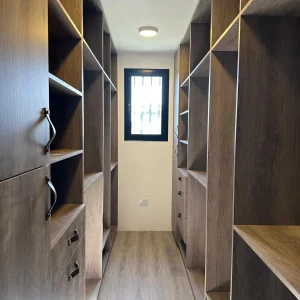 vestidor moderno con luz natural